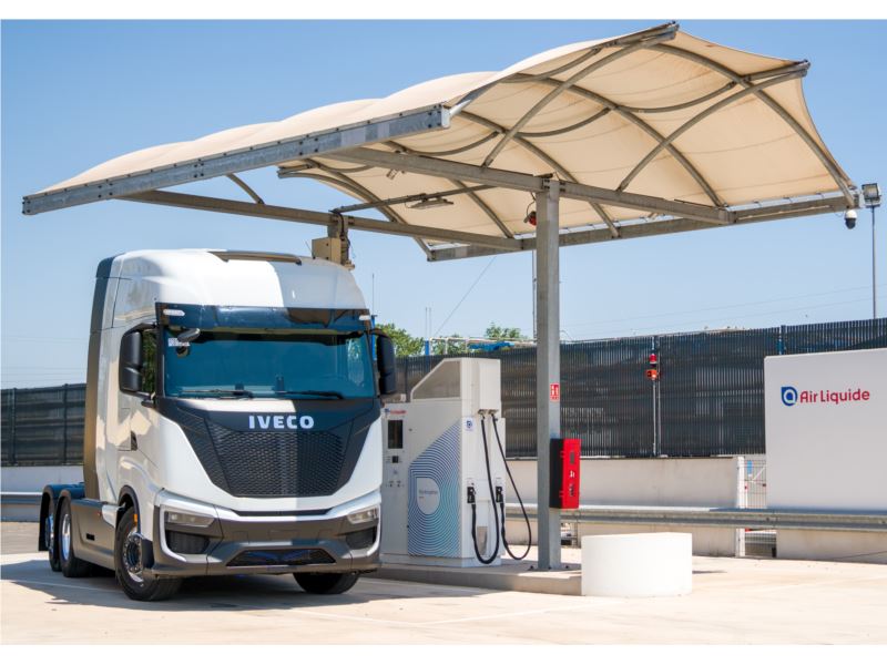 Air Liquide e Iveco Group ribadiscono il loro impegno per l'idrogeno all'inaugurazione della prima stazione di rifornimento ad alta pressione per camion a lungo raggio in Europa