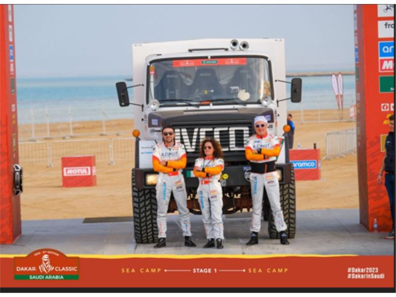 Dakar 2023: Beppe Simonato con il camion Iveco “Musone” premiato con il suo equipaggio direttamente da Jacky Ickx