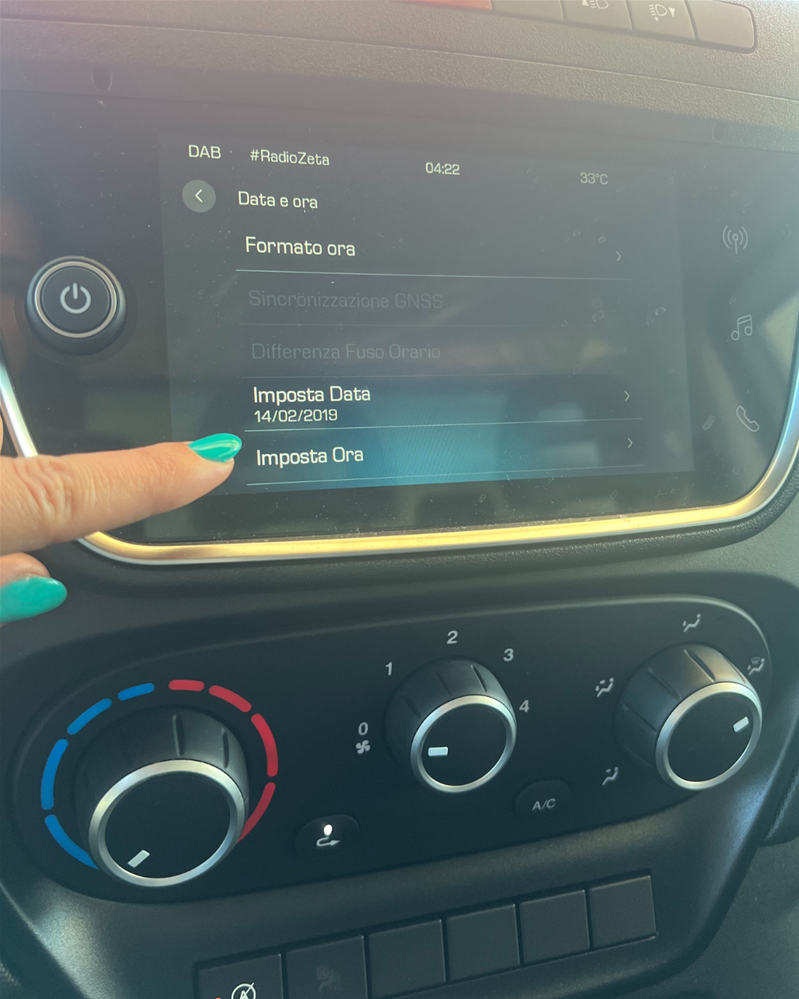 Tocca Imposta ora per modificare manualmente l’orario del tuo Iveco Daily.