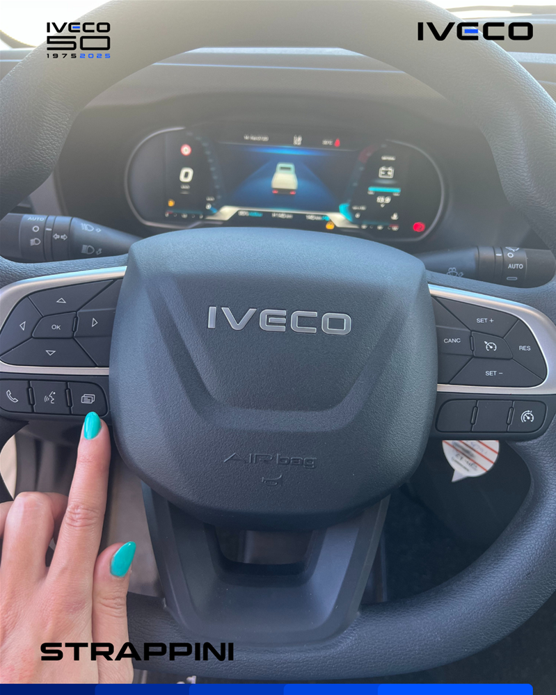 Premi il tastino con le tre lineette sul volante per accedere al menù principale.