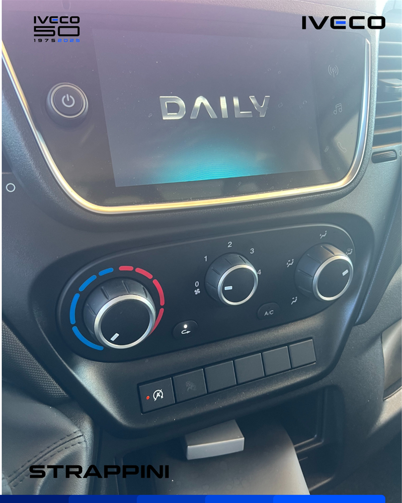 Accedi al display touchscreen del tuo Iveco Daily per iniziare la regolazione dell’orario.